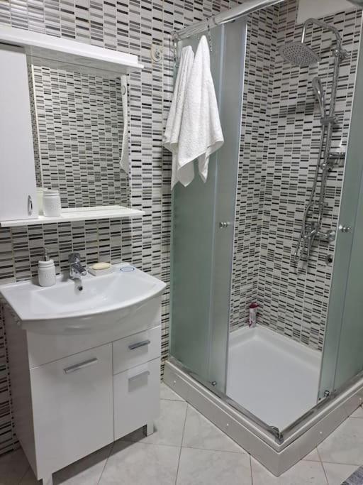 Appartamento Enjoy Traveling Tuzla Esterno foto