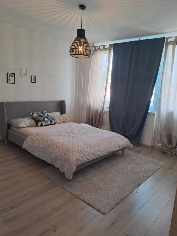 Appartamento Enjoy Traveling Tuzla Esterno foto